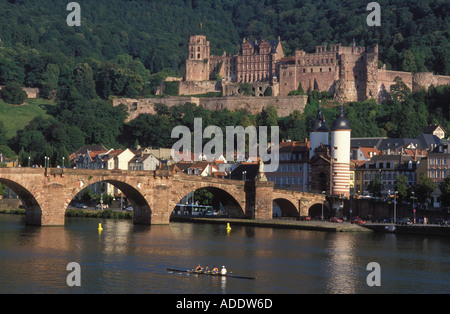 Canotto sul fiume Neckar davanti a Heidelberg Germania Foto Stock