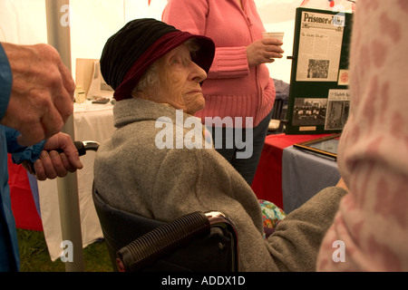 98 anno vecchia donna ricordando in un villaggio per celebrare eventi VE giorno anniversario Foto Stock