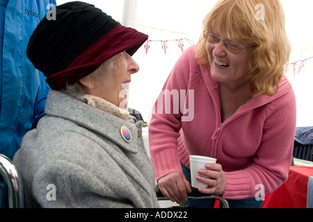 98 anno vecchia donna ricordando in un villaggio per celebrare eventi VE giorno anniversario Foto Stock