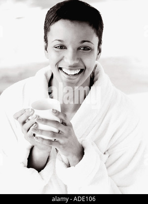 Afro American donna con la tazza di caffè Foto Stock