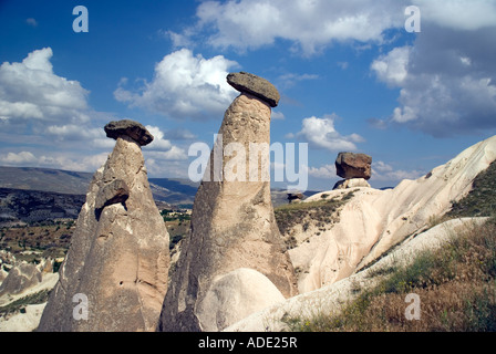 Tre bellezze Camini di Fata vicino a Urgup in Cappadocia, Turchia Foto Stock