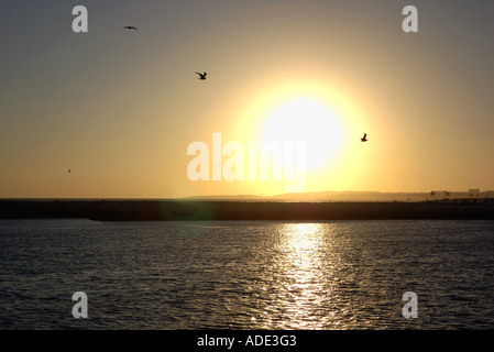 Vista sulla tranquilla tramonto dalla spiaggia di Vilamoura Algarve Portogallo Iberia Europa Foto Stock