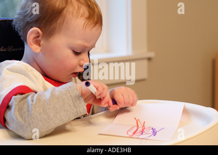 18 mese vecchio ragazzo Carta di colorazione con marcatori Foto Stock