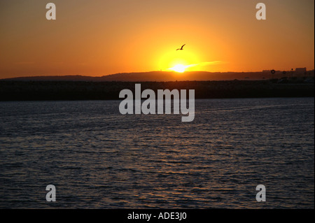 Vista sulla tranquilla tramonto dalla spiaggia di Vilamoura Algarve Portogallo Iberia Europa Foto Stock
