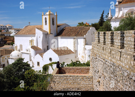 Vista panoramica della Igreja de Santa Maria do Castelo Matriz San Santa Maria di Castello Chiesa Tavira Algarve Iberia Portogallo Europa Foto Stock