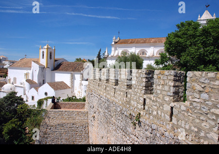 Vista panoramica della Igreja de Santa Maria do Castelo Matriz San Santa Maria di Castello Chiesa Tavira Algarve Iberia Portogallo Europa Foto Stock