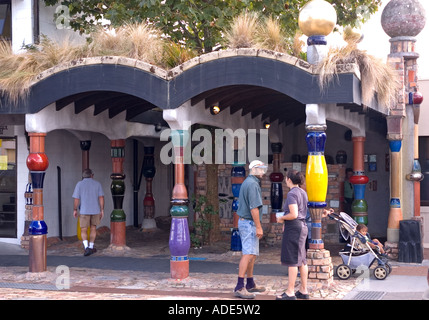 Servizi igienici pubblici in Kawakawa, Nuova Zelanda, disegnati dall'artista Frederick Hundertwasser. DSC 8881 Foto Stock