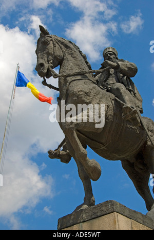 Targu Mures, Transilvania, Romania. Piata Trandafirilor (quadrato) Statua di Avram Iancu e bandiera rumena Foto Stock