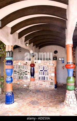 Servizi igienici pubblici in Kawakawa, Nuova Zelanda, disegnati dall'artista Frederick Hundertwasser. DSC 8887 Foto Stock