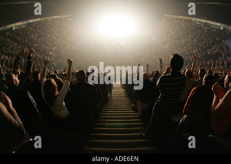 Enorme folla e luci luminose un concerto presso la Manchester Evening News Arena Foto Stock