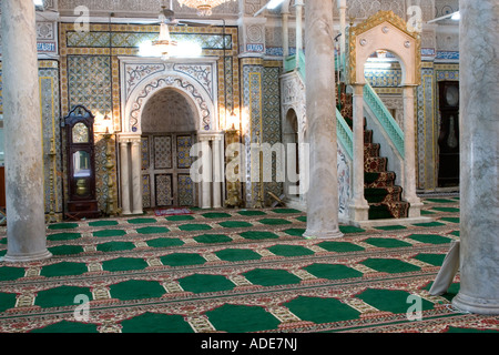 Tripoli, Libia. La moschea di Gurgi, medina di Tripoli, mostrando minbar (il pulpito) e mihrab (nicchia rivolta verso la Mecca). Foto Stock