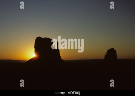 Alba Monument Valley con i due muffole stagliano con il sole a picco intorno a uno Stato dell Arizona USA Foto Stock