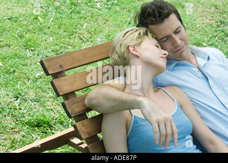 Giovane sdraiata su una lounge chair insieme Foto Stock