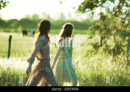 Giovani donne hippie passeggiando per il campo Foto Stock