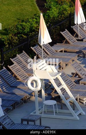 Vuoto bagnini bianco sedile e sedie a sdraio accanto alla piscina in Cape May New Jersey Stati Uniti d'America Foto Stock