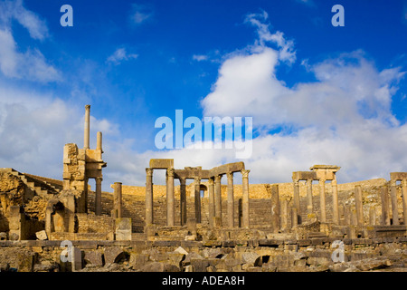 Il teatro e i resti di un tempio in Dougga, Tunisia Foto Stock