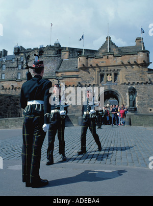 Modifica della cerimonia di guardia, il castello di Esplanade, il Castello di Edimburgo, Edinburgh, Lothian, Scozia, Regno Unito. Foto Stock