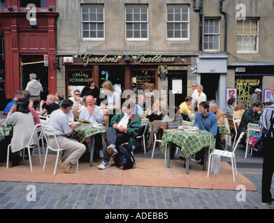 La gente seduta in un open air cafe, Foto Stock