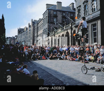 Street performer juggling su un monocycle, il Royal Mile, il Festival di Edimburgo, Edimburgo, Lothian, Scozia, Regno Unito. Foto Stock