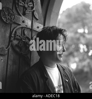 Pietro Firenze Direttore della Hay Festival 2002 in piedi la porta della Cappella di Salem Hay-on-Wye Wales UK KATHY DEWITT Foto Stock