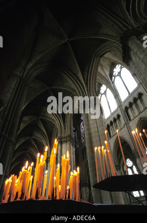 Candele in St Gatien cattedrale in tournée in Francia Foto Stock