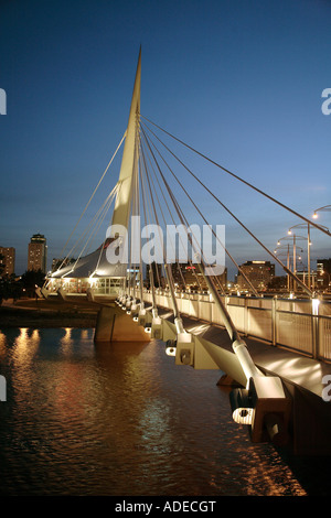 Manitoba Canada Winnipeg Esplanade Riel skyline del centro Foto Stock