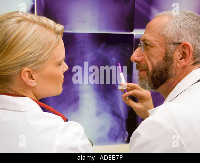 I medici conferiscono oltre x-ray Foto Stock