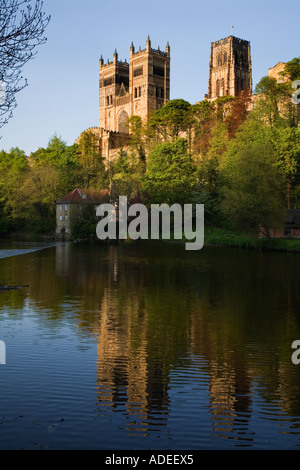 La Cattedrale di Durham al tramonto in primavera dalle rive del fiume usura Durham Inghilterra Foto Stock