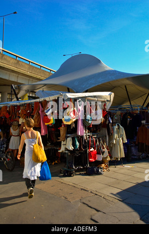 Mercato di Portobello Road sotto Westway in Notting Hill Londra ovest Inghilterra UK Europa Foto Stock