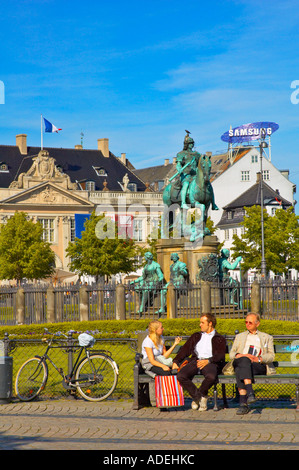 Persone rilassante per una serata estiva a Kungens Nytorv nel centro di Copenhagen Danimarca UE Foto Stock