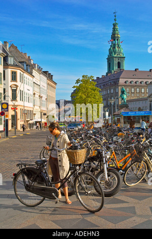 Una donna di scrivere un sms in Hojbro Plads piazza nel centro di Copenhagen Danimarca UE Foto Stock