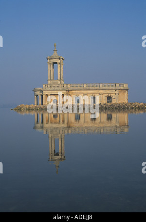 Regno Unito. Inghilterra. Rutland. Acqua di Rutland. Chiesa di San Matteo. Foto Stock