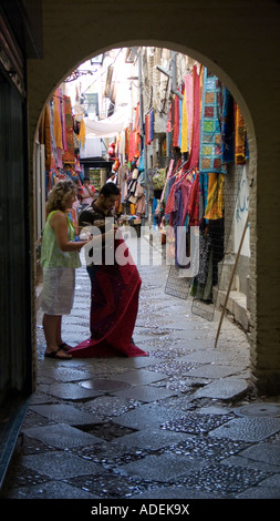 Nel vecchio mercato della seta Alcaiceria, Granada, Andalusia Foto Stock