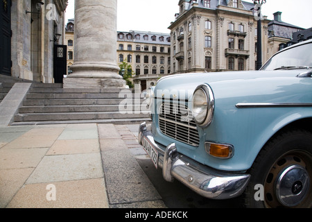 Vintage Volvo auto parcheggiate accanto al Marmokirken Chiesa di Marmo di Copenhagen, Danimarca. Foto Stock