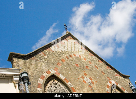 Corbelling e mattoni decorativi utilizzati su un mattone gable Foto Stock