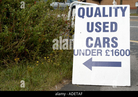 Auto di seconda mano venditore vendite banger veicolo vecchio segno di qualità road acquistare acquirente piazzale Lotto di includersi dodgy rivenditore di auto Foto Stock