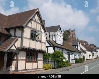 Malpas Cheshire England Regno Unito fila di vecchi "Il legname incorniciato' COTTAGES sulla pittoresca strada collinare Foto Stock