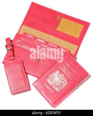 Una pelle rosa il documento di viaggio impostato wallet per passaporto e biglietti e porta-etichette. Foto da Paddy McGuinness paddymcguinnes Foto Stock
