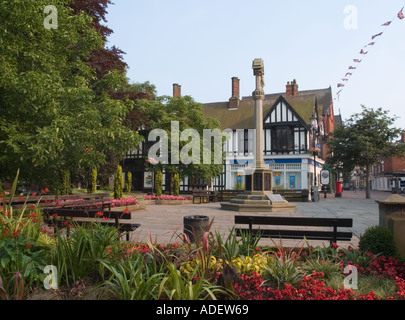 NANTWICH SQUARE e Memoriale di guerra dalla High Street Nantwich Cheshire England Regno Unito Gran Bretagna Foto Stock