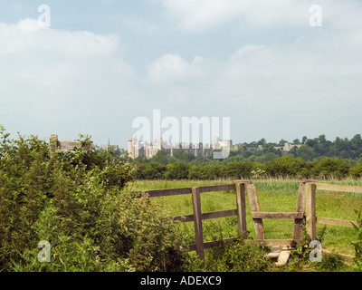 Il sentiero E STILE sul terrapieno del fiume Arun Arundel West Sussex England Regno Unito Foto Stock