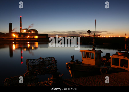 Boddam porto vicino a Peterhead, Aberdeenshire, Scozia, Regno Unito, come visto durante la notte con Peterhead Power Station in background Foto Stock