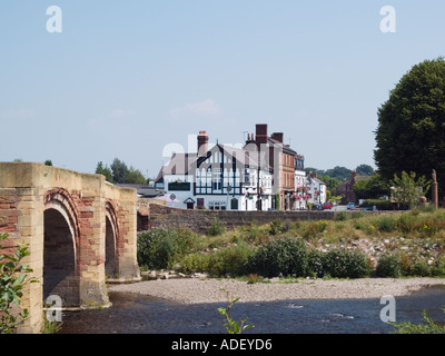 5 arcuata di un antico ponte in pietra del 1660 e vista del villaggio 'Bangor è y Coed' Wrexham North Wales UK Foto Stock