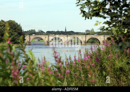 Ponte di Dee sul fiume Dee in Aberdeen, Scozia, Regno Unito Foto Stock