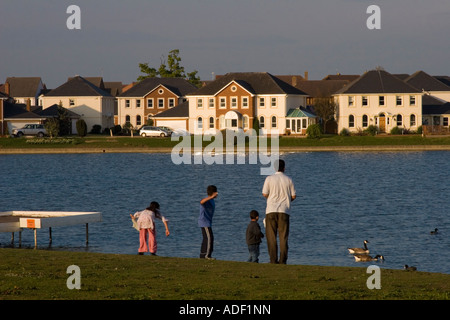 Villaggio Watermead Aylesbury Bucks Foto Stock