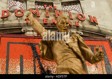 Freddie Mercury statua al Dominion Theatre di Londra - Casa dello spettacolo We Will Rock You. Foto Stock