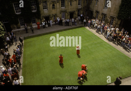 Battendo i confini Oxford, penny caldi sono gettati ai ragazzi e alle ragazze del coro al Lincoln College 1990s UK HOMER SYKES Foto Stock