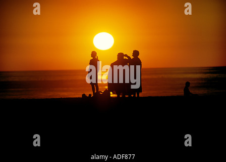 Un gruppo di spettatori stagliano contro il tramonto in California USA Foto Stock