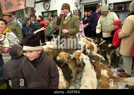 David Davies Hunt pack di fox hounds raccogliere per l annuale Boxing Day si incontrano a Llanidloes Powys Mid Wales UK Foto Stock