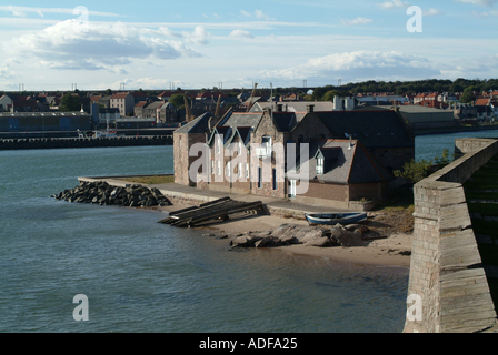 Old Royal National scialuppa di salvataggio istituzione Boathouse e fiume Tweed Berwick upon Tweed Northumberland England Regno Unito Regno Unito Foto Stock