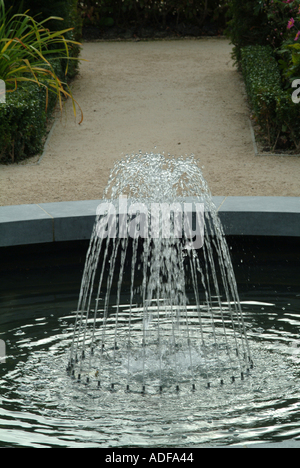 Fontana nel giardino ornamentale ad Alnwick Gardens Northumberland England Regno Unito Regno Unito Foto Stock